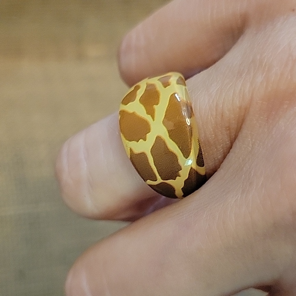 GIRAFFE PRINT ACRYLIC RING - Picture 6 of 6